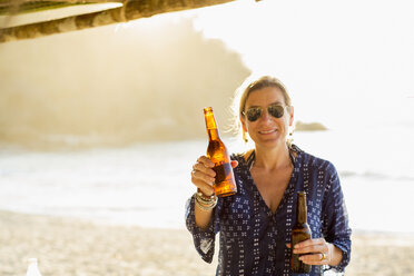 Kaukasische Frau mit zwei Bierflaschen in der Hand - BLEF05517