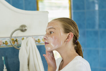 Kaukasisches Mädchen wäscht Gesicht mit Seife - BLEF05535
