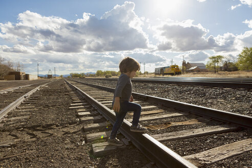Kaukasischer Junge beim Überqueren von Bahngleisen - BLEF05544