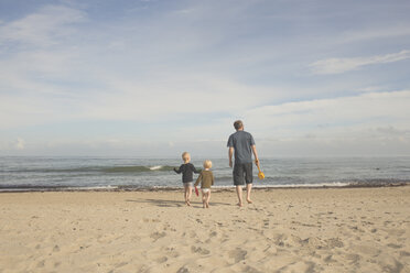 Vater mit zwei Kindern am Strand - IHF00038