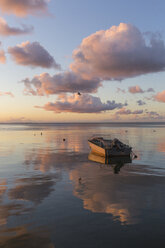 Fischerboot auf dem Meer bei Sonnenaufgang, Kurische Nehrung, Litauen - IHF00049