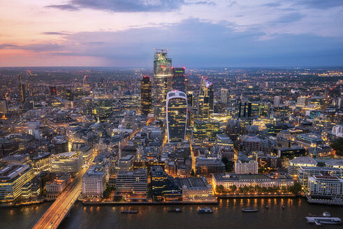 Luftaufnahme der City of London bei Sonnenuntergang, Vereinigtes Königreich - DHCF00195