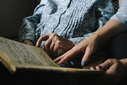 Großmutter und Enkelin lesen ein Buch - BLEF05634
