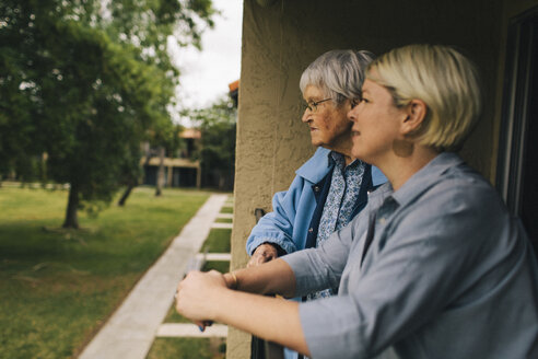 Ältere Frau und Enkelin stehen auf dem Balkon - BLEF05638