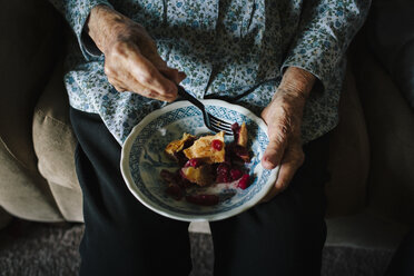 Nahaufnahme einer älteren gemischtrassigen Frau beim Essen - BLEF05642