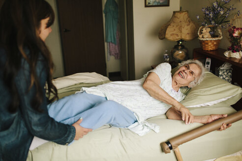 Enkelin hilft Großmutter ins Bett - BLEF05677