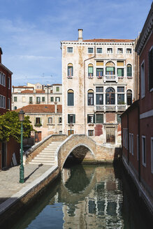 Stadtansicht mit Kanal, Fußgängerbrücke und typischen Gebäuden, Venedig, Italien - WPEF01548