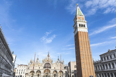 Blick auf den Markusdom am Markusplatz mit Campanile im Vordergrund, Venedig, Italien - WPEF01550