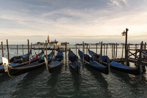 Blick auf San Giorgio Maggiore mit einer Reihe von Gondeln im Vordergrund am Abend, Venedig, Italien - WPEF01552