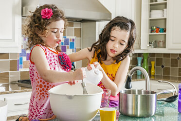 Sisters baking in kitchen - BLEF05714