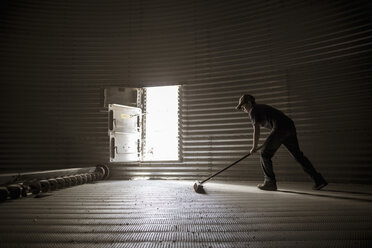 Kaukasischer Junge kehrt leeres Silo - BLEF05723