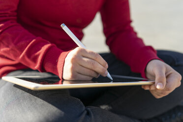 Frau bei der Arbeit an einem digitalen Tablet, mit Stift, Nahaufnahme - FBAF00592