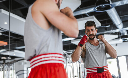 Junger Mann in Boxhandschuhen kämpft - LJF00019