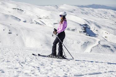 Frau beim Skifahren in schneebedeckter Landschaft in der Sierra Nevada, Andalusien, Spanien - JSMF01099