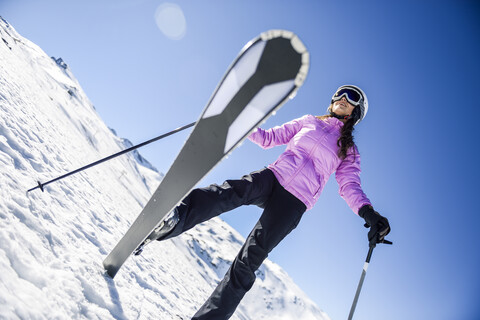 Glückliche Frau in schneebedeckter Landschaft in der Sierra Nevada, Andalusien, Spanien, lizenzfreies Stockfoto