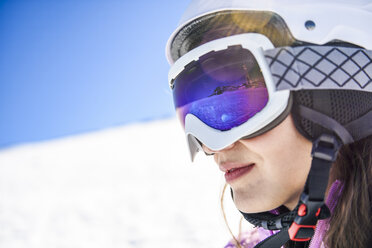 Verschneite Landschaft, die sich in der Skibrille einer Frau spiegelt, Sierra Nevada, Andalusien, Spanien - JSMF01115