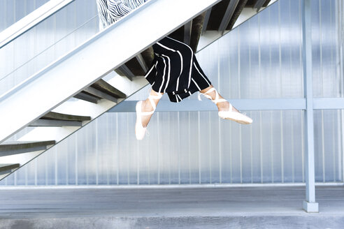 Tänzerin mit Ballettschuhen auf einer Treppe sitzend - ERRF01439