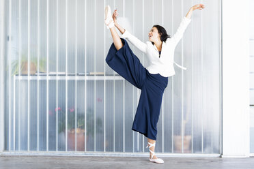 Female ballet dancer lifting her leg - ERRF01452