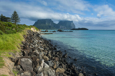 Blick auf Mount Lidgbird und Mount Gower im Hintergrund auf Lord Howe Island, New South Wales, Australien - RUNF02170