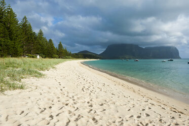 Verlassener Strand mit Mount Lidgbird und Mount Gower im Hintergrund, Lord Howe Island, New South Wales, Australien - RUNF02175