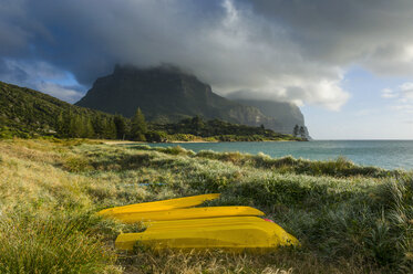 Kanus vor Mount Lidgbird und Mount Gower auf Lord Howe Island, New South Wales, Australien - RUNF02177