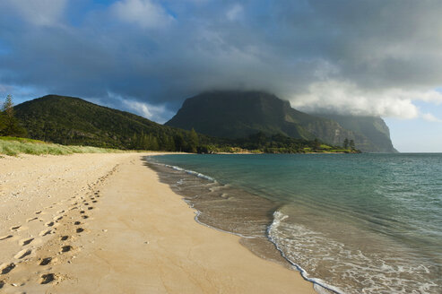 Verlassener Strand mit Mount Lidgbird und Mount Gower im Hintergrund auf Lord Howe Island, New South Wales, Australien - RUNF02179