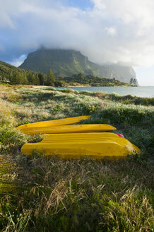 Kanus vor Mount Lidgbird und Mount Gower auf Lord Howe Island, New South Wales, Australien - RUNF02180