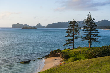 Strand auf einem Golfplatz mit Blick auf Lord Howe Island, New South Wales, Australien - RUNF02183