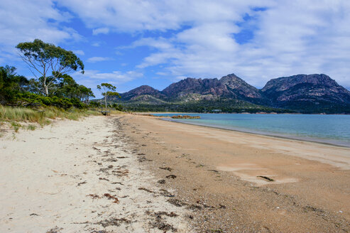 Strand in Coles Bay, Freycinet National Park, Tasmanien, Australien - RUNF02196