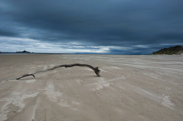 Schlechtes Wetter an einem einsamen Strand in Strahan, Tasmanien, Australien - RUNF02200