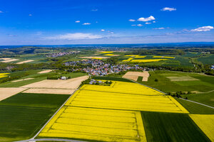 Luftaufnahme von Raps- und Maisfeldern bei Usingen und Schwalbach, Hessen, Deutschland - AMF07050