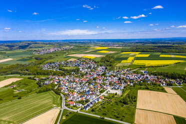 Luftaufnahme von Raps- und Maisfeldern bei Usingen und Schwalbach, Hessen, Deutschland - AMF07051