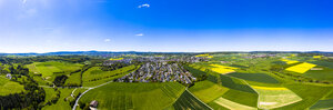 Luftaufnahme von Raps- und Maisfeldern bei Usingen und Schwalbach, Hessen, Deutschland - AMF07054