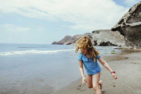 Mädchen läuft am Strand, San Jose, Almeria, Spanien, lizenzfreies Stockfoto