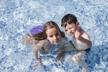 Porträt eines kleinen Mädchens und eines Jungen im Schwimmbad - LJF00032