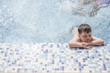 Kleiner Junge entspannt sich am Pool - LJF00033