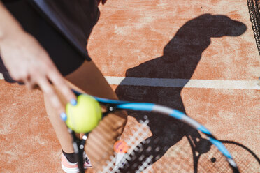 Nahaufnahme einer Tennisspielerin auf dem Platz - LJF00039