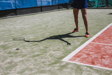 Nahaufnahme einer Tennisspielerin auf dem Platz - LJF00044