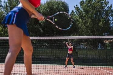 Tennisspielerinnen bei einem Spiel auf dem Platz - LJF00046