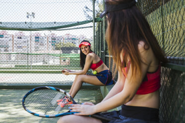 Tennisspielerinnen sitzen auf dem Platz und machen eine Pause - LJF00052