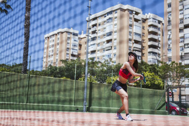 Eine Tennisspielerin spielt auf einem Platz in der Stadt - LJF00054