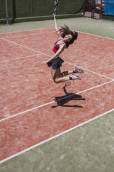 Glückliche Tennisspielerin jubelt auf dem Platz - LJF00056