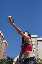 Eine Tennisspielerin spielt auf einem Platz in der Stadt - LJF00062