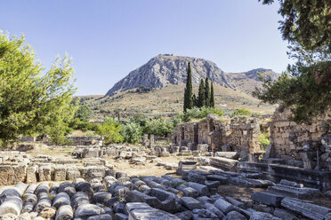 Archäologische Stätte mit Blick auf das Akrokorinth, Korinth, Griechenland - MAMF00701