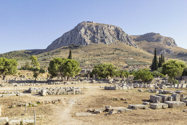 Archäologische Stätte mit Blick auf das Akrokorinth, Korinth, Griechenland - MAMF00704