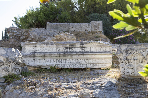 Archäologische Stätte mit römischer Inschrift, Korinth, Griechenland, lizenzfreies Stockfoto