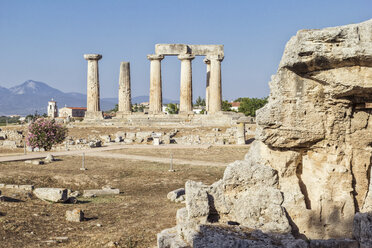 Archäologische Stätte mit archaischem Apollo-Tempel, dorische Säulen, Korinth, Griechenland - MAMF00707