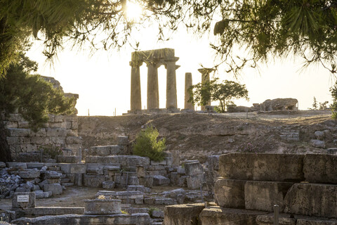 Archaischer Apollo-Tempel, Dorische Säulen, Korinth, Griechenland, lizenzfreies Stockfoto