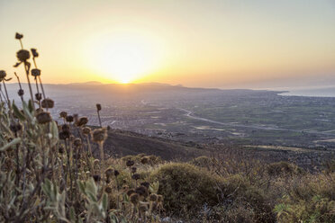 Blick vom Akrokorinth ins Tal bei Sonnenuntergang, Korinth, Griechenland - MAMF00717