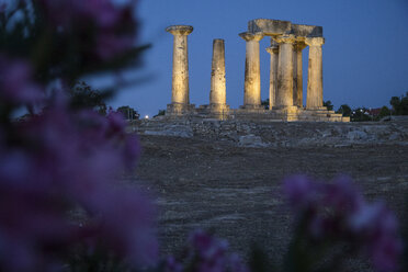 Archaischer Apollo-Tempel zur blauen Stunde, Dorische Säulen, Korinth, Griechenland - MAMF00719